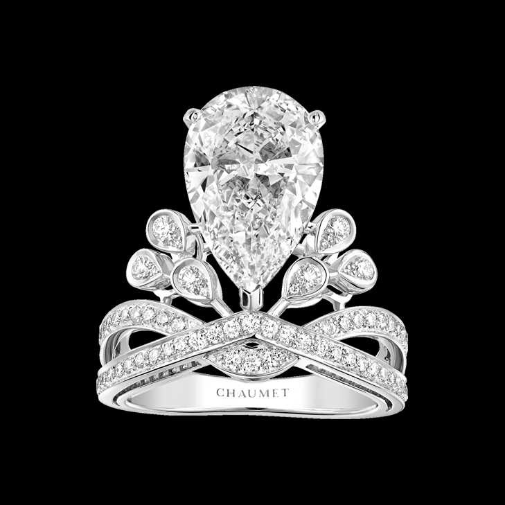 Natalia Vodianova配戴的Joséphine Aigrette Impériale 鉑金戒指，鑲嵌一顆 5 克拉以上的梨形鑽石與明亮式切割鑽石。（圖／品牌提供）