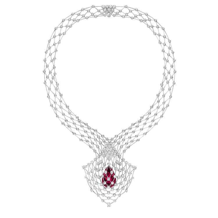 Natalia Vodianova配戴的Lacis 18K白金項鏈，鑲嵌 1 顆重約 21.93 克拉的梨形紅碧璽與多顆明亮式切割鑽石。（圖／品牌提供）