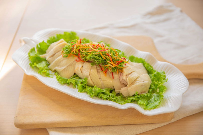蔥油雞採用台灣放山仿土雞，佐以舒肥料理方式，達到高品質少負擔的美食享受。（圖／安永鮮物提供）