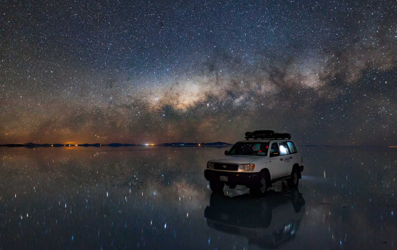 入夜後繁星映照在玻利維亞天空之鏡的景色十分迷人，佳繽5大行程之一「南美5國生態奇景遊28天」，每人508,700元起，已有團額滿、加開的情況。（圖／佳繽旅遊提供）