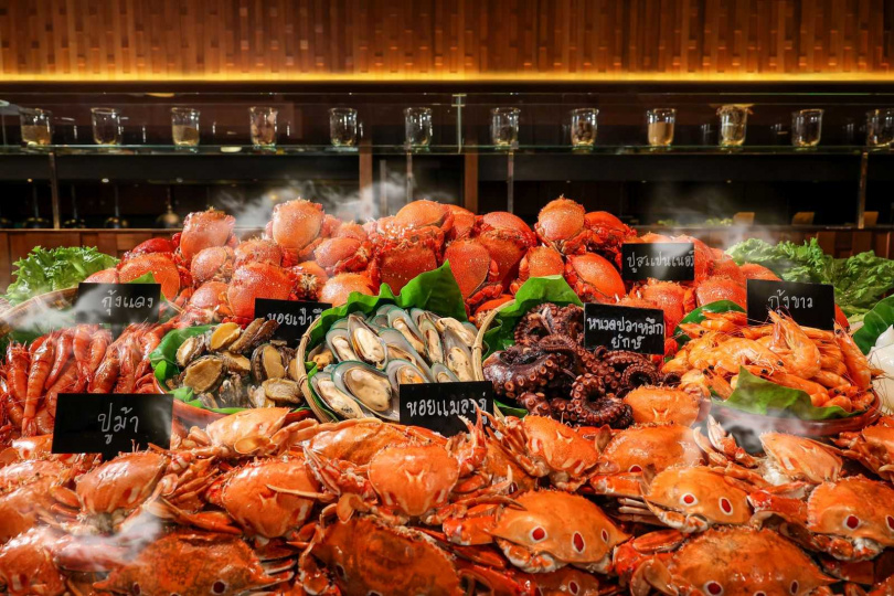泰市場餐檯上擺滿各式鮮活蝦蟹。