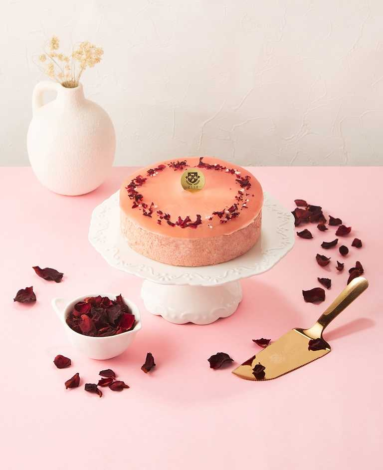 今年母親節蛋糕包裝設計以粉嫩莓果色為主軸，還有獨家設計的玫瑰心蛋糕刀，超早鳥優惠即時開跑！