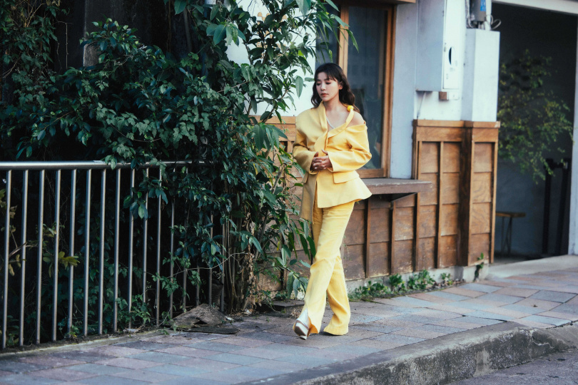 丁噹獨自踏上峨眉金頂之旅。（圖／相信音樂提供）