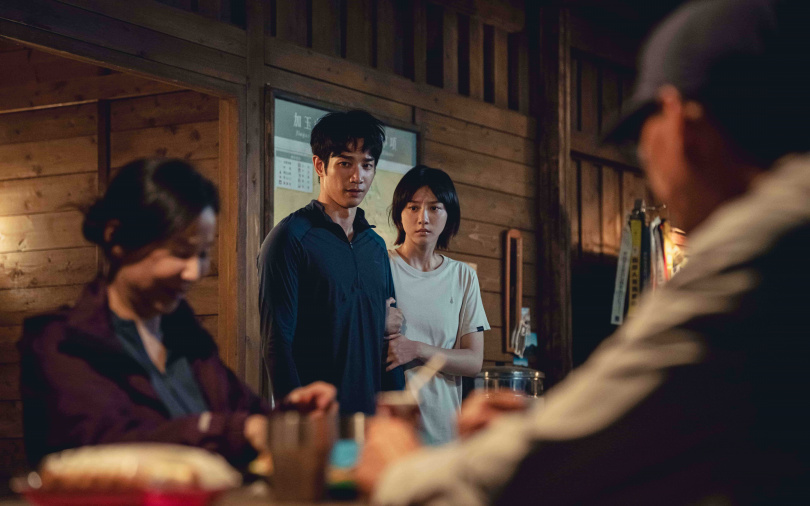 《山忌 黃衣小飛俠》劉以豪、袁澧林首度同台淪「落難情侶」,片場玩出默契小儀式。