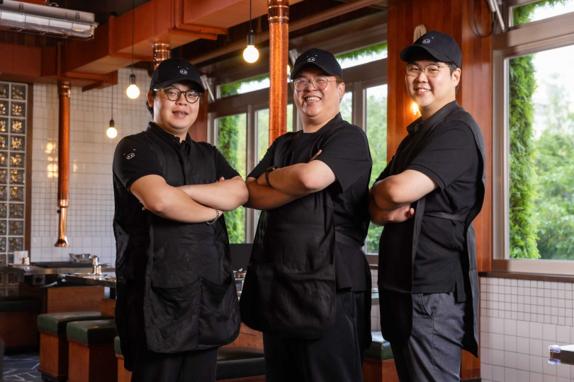 金豬食堂廚師團隊安煐彬안영빈(左起,韓國)、史峻玹(台灣)、金根浩김근호。(韓國,圖/台灣金豬食堂提供)