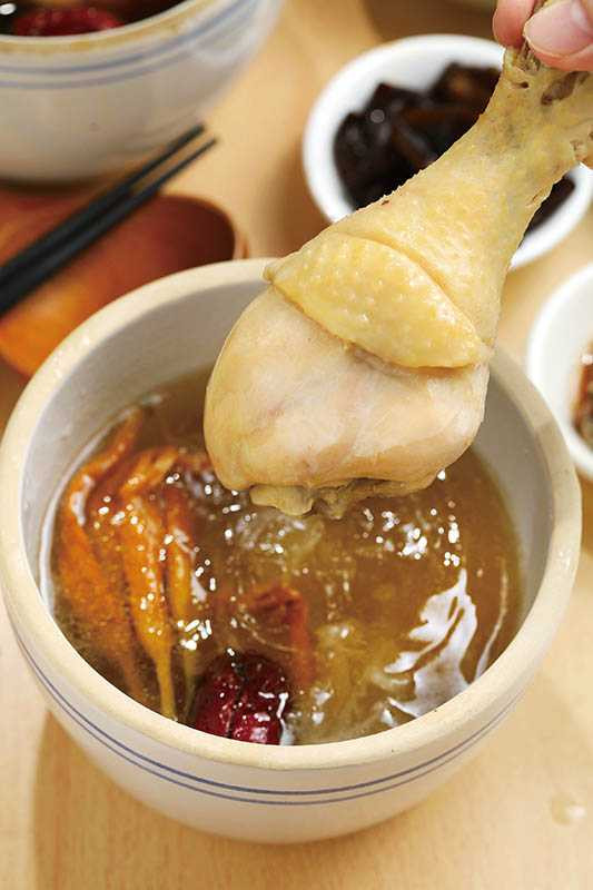 「金針花銀耳雞湯」加入蘋果片、蓮子、大紅棗熬湯，湯甘肉甜。（80元）（圖／于魯光）