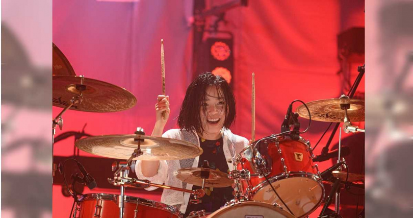 宮崎優在YouTube上觀察個子嬌小的鼓手如何表演，作為演出參加。（圖／Netflix提供）