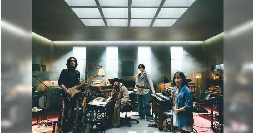 四位演員花了1年時間接受扎實的音樂訓練，只為呈現最真實的現場樂團演出。（圖／Netflix提供）