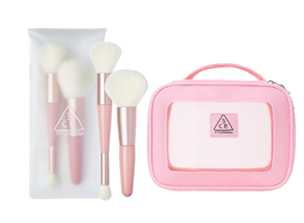 9/1～9/12：全館單品83折起，任選2件贈「白桃慕斯光刷具組」，購買指定明星組合再加贈「粉色網格化妝包」。數量有限，送完為止！（圖／品牌提供）