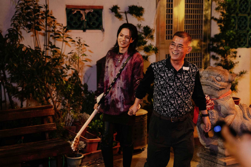 林頤原特地回到家鄉鹿港拍攝MV，並邀請爸爸同框入鏡。（圖／華納音樂提供）