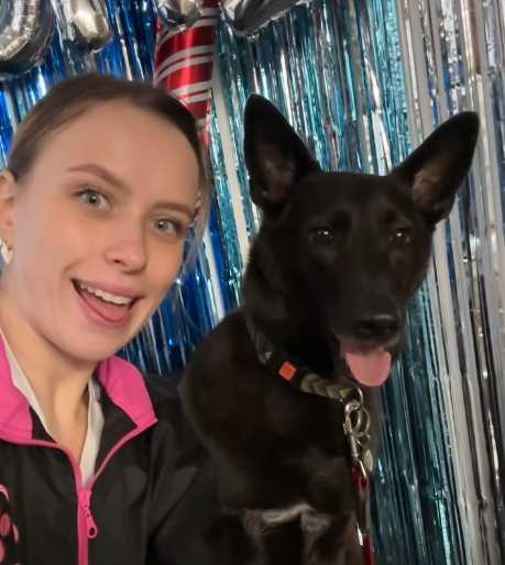 女網紅學狗狗表現，狗狗一頭霧水。（圖／翻攝自臉書）