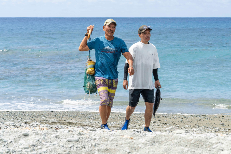 《大海浮夢》紀錄父子夜航捕飛魚，在星空下實踐海洋民族文化傳承。（圖／目宿媒體提供）