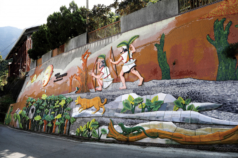 通往「雙龍瀑布七彩吊橋」沿途的石壁上，彩繪著部落文化與傳說。（圖／于魯光攝）