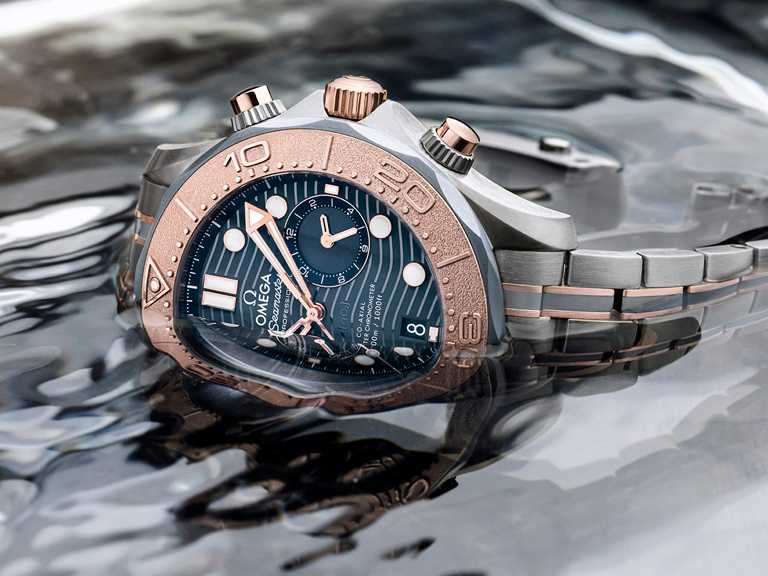 OMEGA「Seamaster海馬」系列，潛水300米計時腕錶╱鈦金屬、鉭金屬、Sedna金錶殼，44mm，9900型同軸擒縱機芯╱640,000元。（圖╱OMEGA提供）