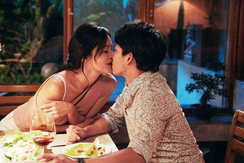 在《戒指流浪記》中，黃尚禾和Janet飾演夫妻，還在餐桌上熱吻。（圖／HBO Asia提供）