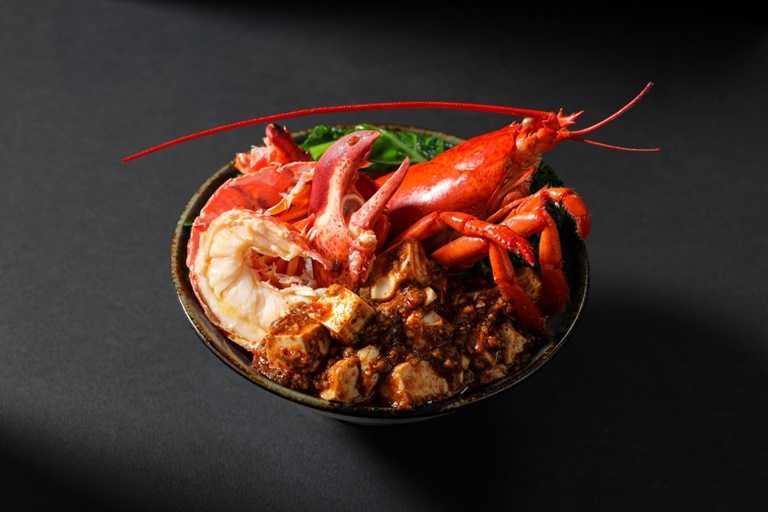 「川式麻婆龍蝦燴飯」為名廚—陳建一客座台北晶華時留下來的的招牌料理。