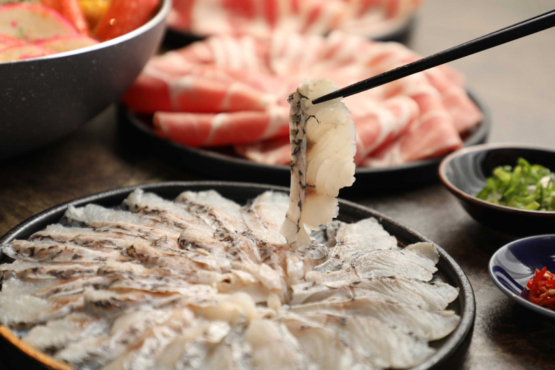 此次圍爐套餐，特別加入台灣在地的高品質海鮮，包含滋補養生的金目鱸魚片，最適合冬日食補。（圖／佐佐鮮提供）