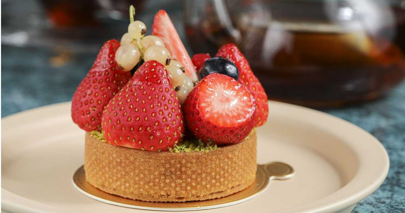 每季隨著季節食材更換的「開心果草莓塔」（180元）。（圖／林士傑攝影）