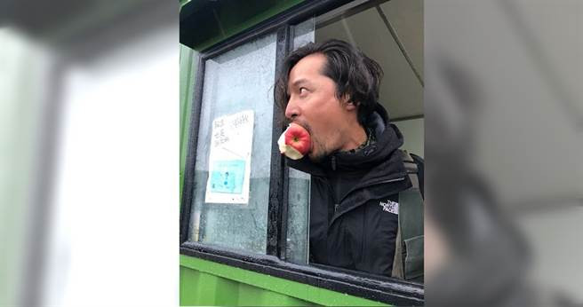 大陸男星胡歌隻身前往長江源做公益，頑皮的他嘴咬蘋果探窗外十分逗趣。(翻攝自鳳凰網微博)