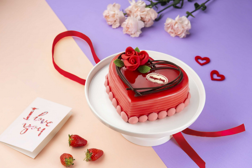 「傾心」熱情浪漫的鮮紅色心型，包覆巧克力X草莓巧脆冰淇淋，濃郁的口感從裡到外毫不保留的展現美味心意！