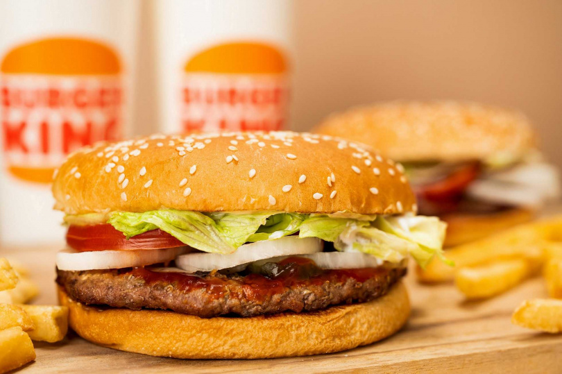 華堡日於門市出示粉絲專頁截圖、或於官網輸入專屬優惠碼，並購買指定華堡系列套餐，就送原味華堡乙顆。