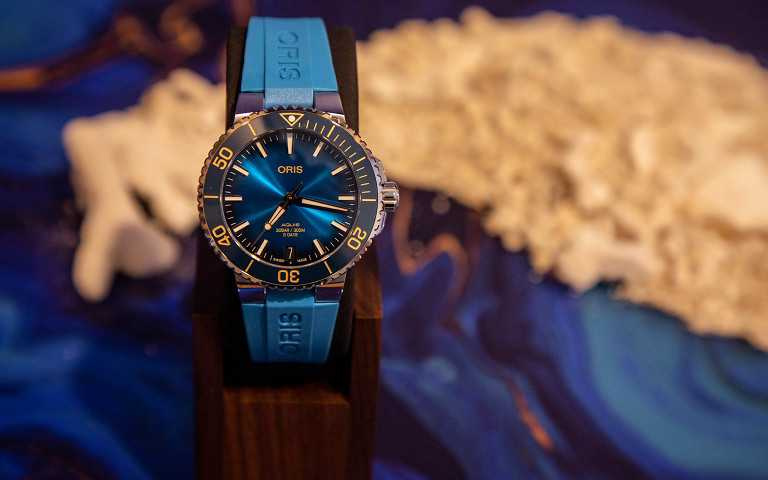 Oris Aquis Cal. 400日期腕錶，建議售價NT$120,000（18K金,藍面RS）。