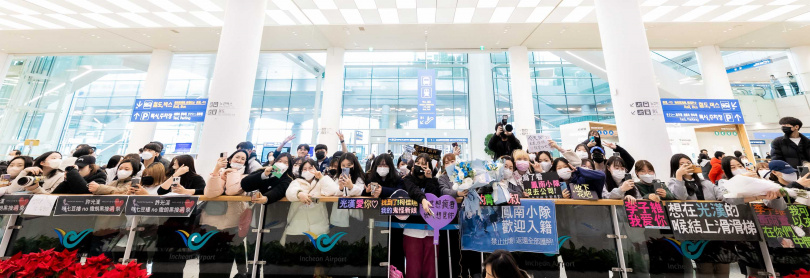 《想見你》團隊到韓國宣傳，在機場受到熱烈歡迎。（圖／車庫娛樂、三鳳製作提供）