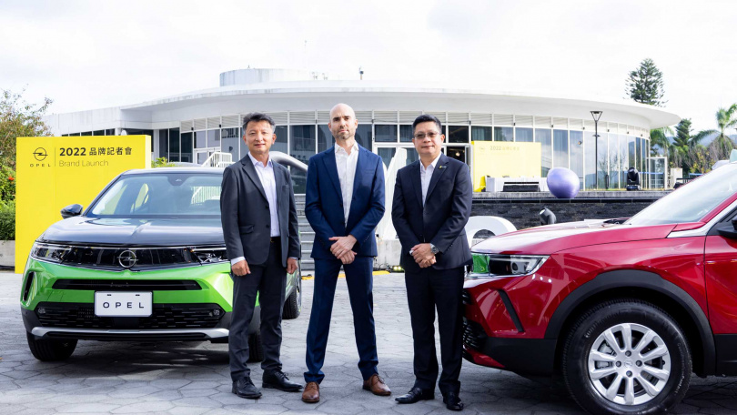 左起Stellantis 集團區域經理Jacques Lin、Opel總部代表 Justin Scott、Opel Taiwan 歐吉汽車 王偉明總經理。