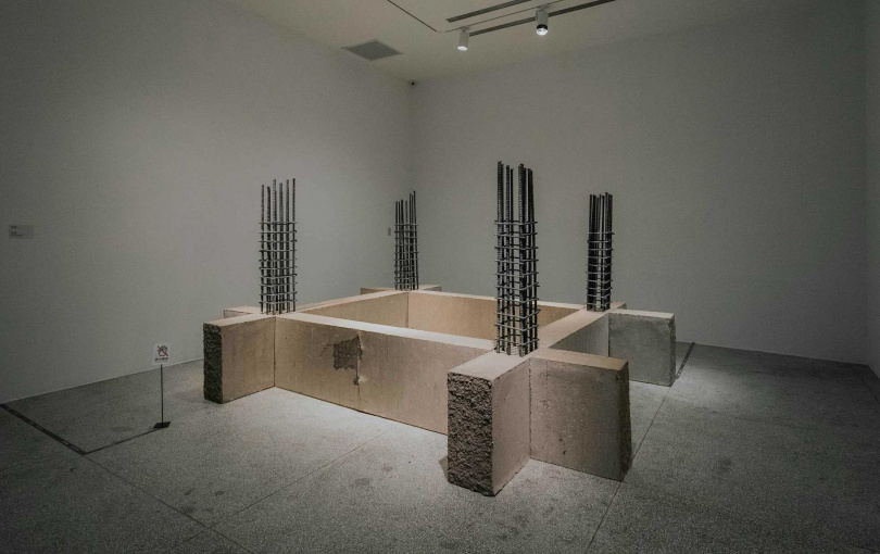 藝術家廖昭豪除了於展中帶來作品〈消波塊〉，還有這座以紙漿、木材、發泡、棉繩、油性顏料等材質製成的〈地基、鋼筋〉。