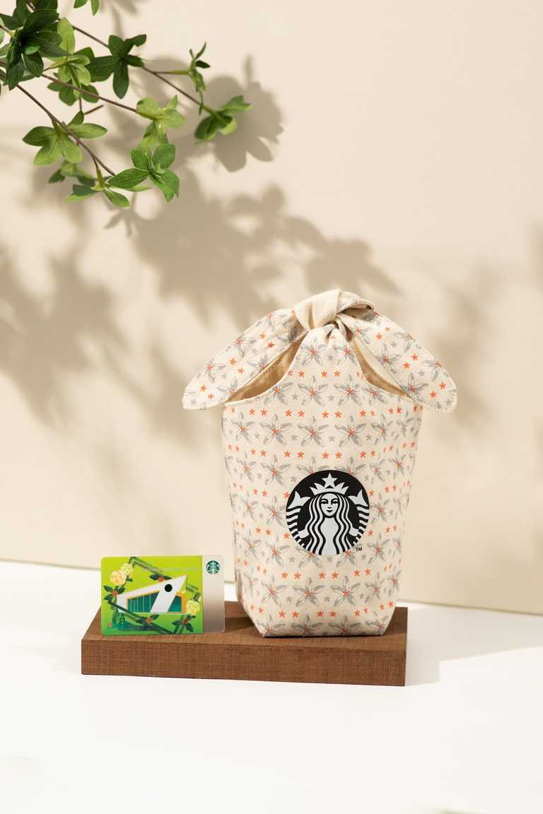 星巴克以門市為靈感推出兩款商品，包括經典的「竹東杞林隨行卡」及「花漾女神綁帶隨行杯袋」。