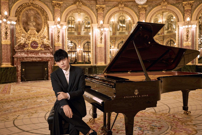 周杰倫在MV中置身法國古典建築中彈奏鋼琴的帥氣模樣，讓粉絲驚呼不已。（圖／杰威爾提供）
