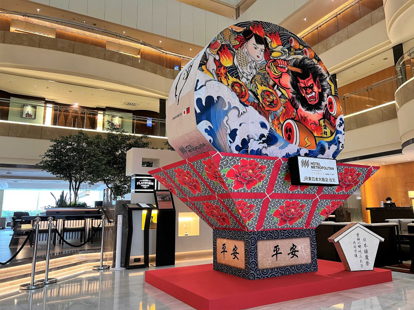 JR東日本大飯店台北迎來開業二週年，為了讓旅客能夠體驗日本東北地區的魅力，在7/1至9/30期間，飯店特別以東北三大祭典為元素進行佈置。