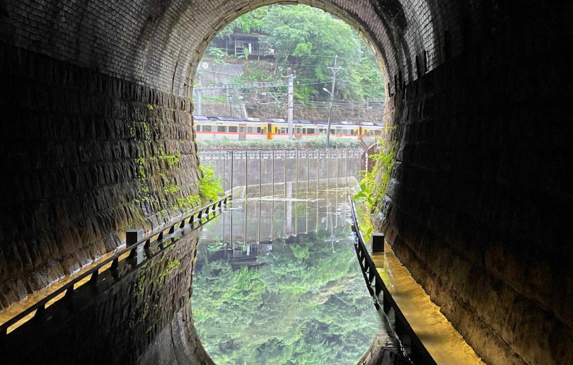 隧道包含長達2公里的舊三貂嶺隧道及三瓜子隧道，其中三瓜子隧道的鏡面水池可見山色倒映及火車行經影像。（圖／新北市觀光旅遊局提供）