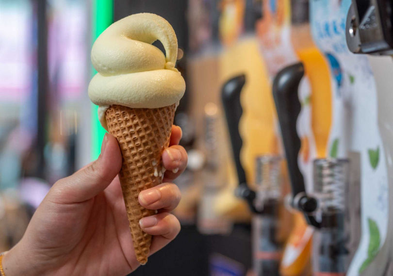 獨家於吃到飽餐飲引進日本最新霜淇淋機，萌胖系、圓滾如米其林輪胎般胖胖霜淇淋，圓滾滾外型相當討喜，口感紮實綿密又滑順。