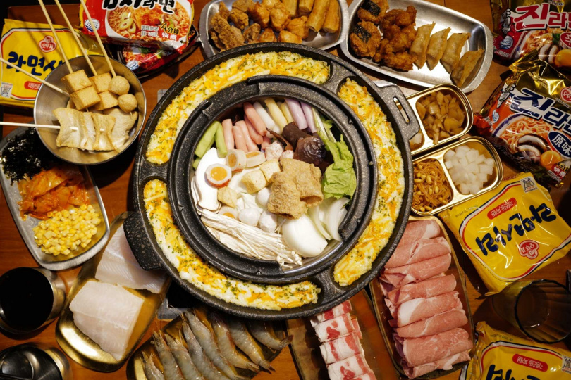 韓國傳統小吃年糕、醬拌雞塊、魚板、韓式泡麵等，幾乎將韓國街頭小吃搬來新竹，讓消費者吃一餐抵三餐。（圖／品牌提供）