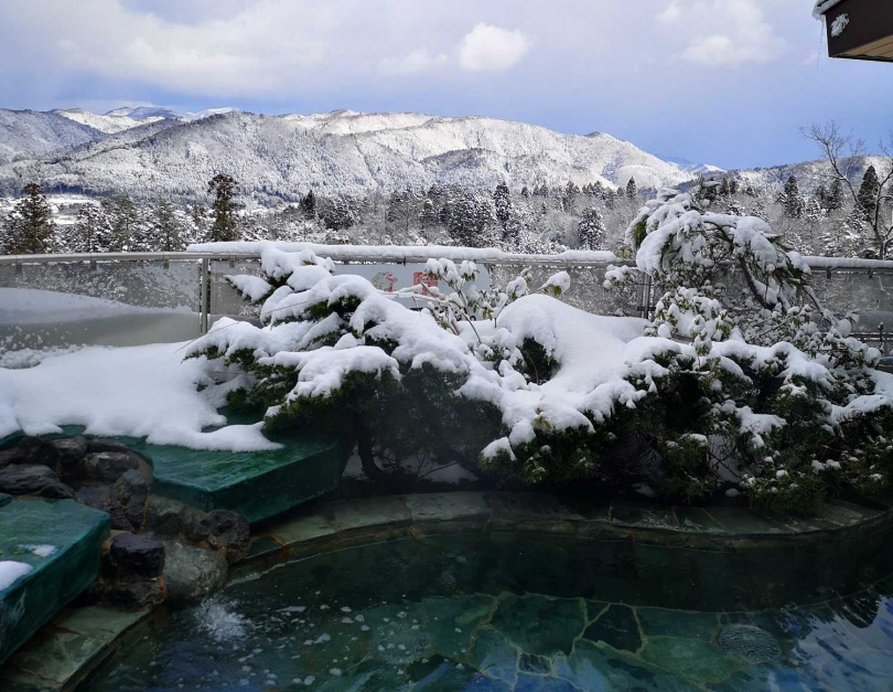 「Green Park 回憶之森」設有「朽木溫泉天狗」的大型溫泉，旅客能邊享受天然溫泉還能邊賞雪景。