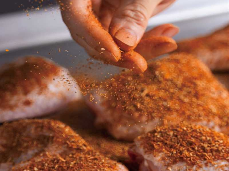 Popeyes爽脆炸雞遵循頂尖廚師團隊開發的專有調味，使用秘製肯瓊香料醃漬12小時。