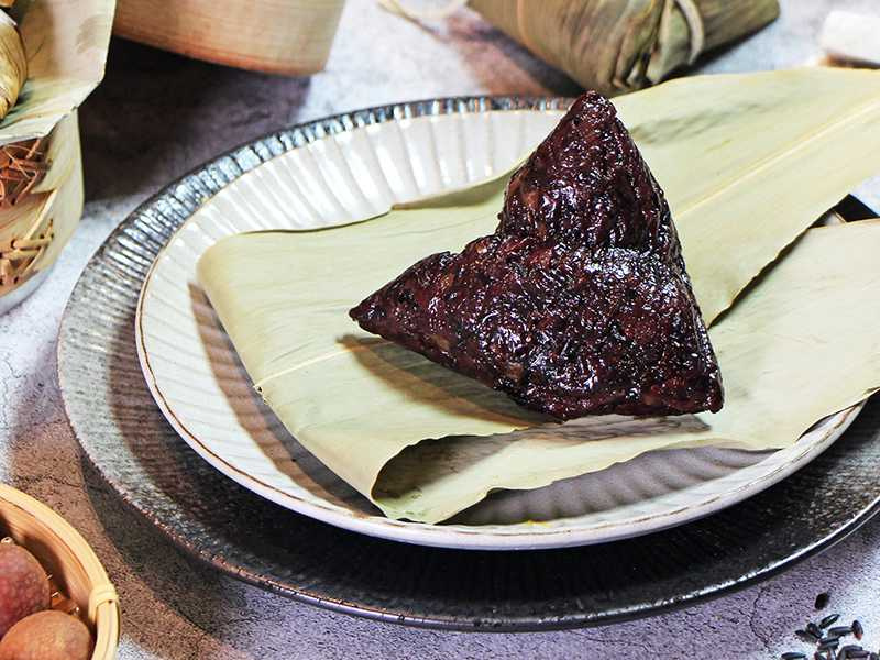 「甜心奶皇流沙粽」以香彈紫米搭配綿密滑順的芋泥，包裹著台南東山鄉在地桂圓與金黃的奶皇流沙交織在口中。