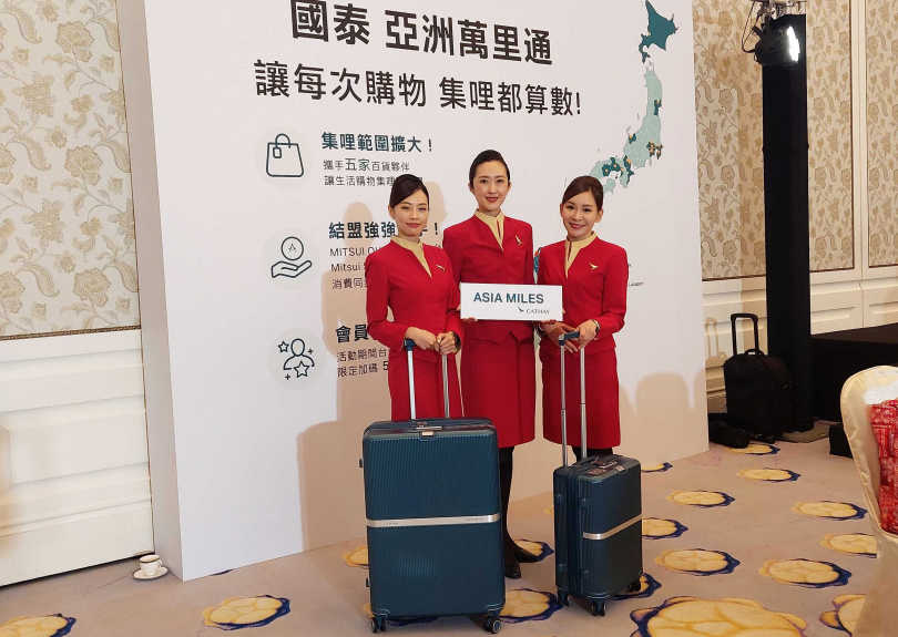 5/31前「國泰 亞洲萬里通」台灣會員到合作百貨消費，有機會抽中限量的「Cathay x Samsonite行李箱- 28吋」（圖中左側行李箱）。