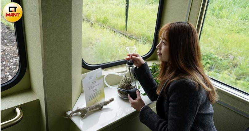 山嵐號首創於列車共鳴室推出嗅聞體驗,請芳療師打造有森林香氣的體驗裝置。(圖/魏妤靜攝)