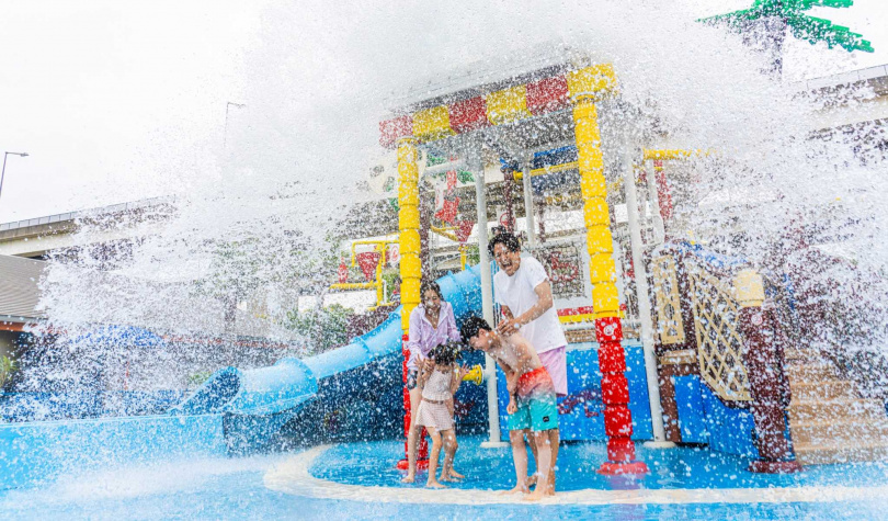 「防濺墊Splash Pad」有巨大水桶會讓人濕身。(圖/日本樂高樂園®度假村提供)