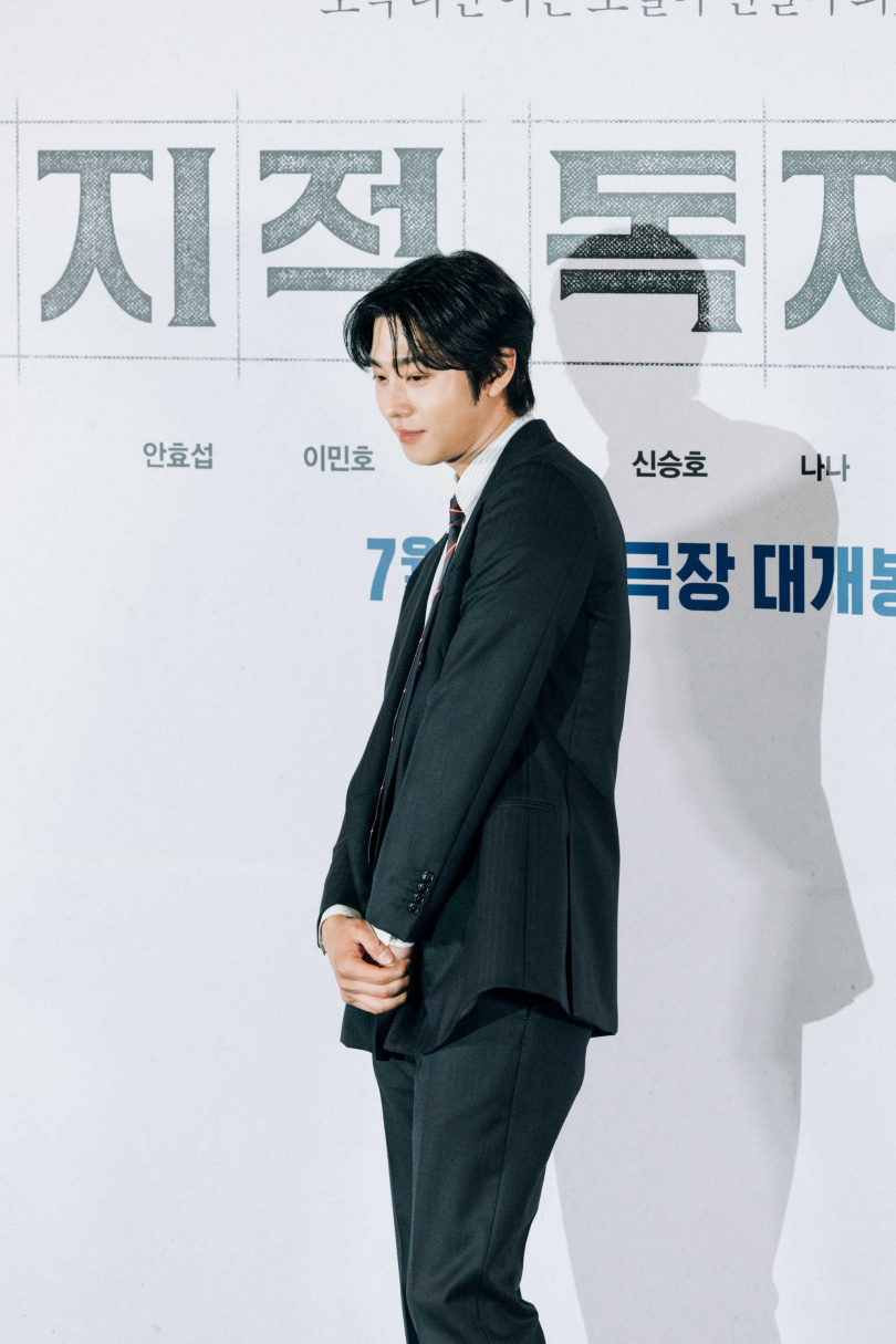 安孝燮應要求擺出「振宇」的姿勢,盼《Kpop 獵魔女團》的好成績,能替《全知讀者視角》帶來助力。(圖/采昌提供)