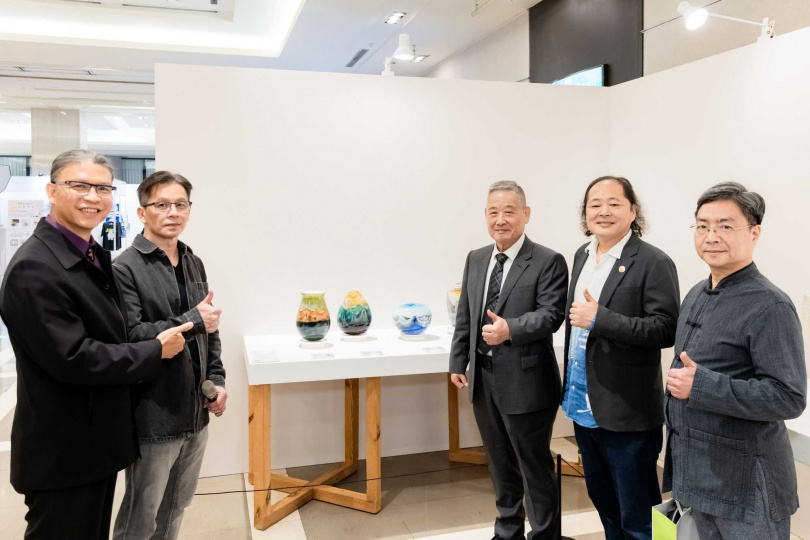 (左起)工藝研究發展中心 陳殿禮 主任 、2025臺灣工藝獎「工藝美術組」一等獎得主 紅琉璃有限公司 、新光三越文教基金會 馬振華執行長 、臺灣工藝聯盟總會 葉志誠總會長、臺灣(圖/業者提供)
