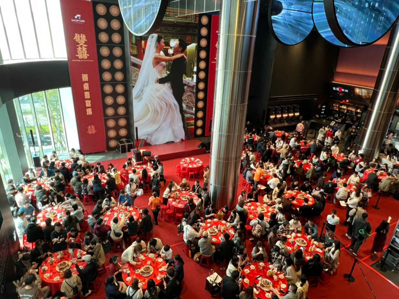大巨蛋秀泰影城全台首創「電影院辦桌」，現場席開28桌，280位影迷變身婚宴賓客。（圖／秀泰影城提供）