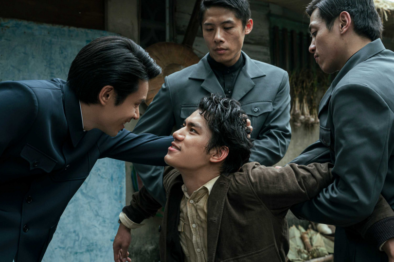 《搜查瑠公圳》姚淳耀（左）與朱軒洋（中）對峙，場面令人緊張。（圖／Hami Video）