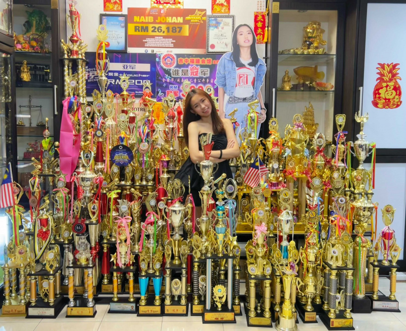 從6歲開始劉恩君就參加歌唱比賽,已累積百座冠軍獎盃。(圖/金牌娛樂、無限延伸音樂提供)
