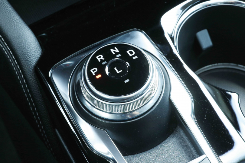 與五門掀背車Focus相同，使用E-Shifter電子式旋鈕排檔系統。（圖／王永泰攝）
