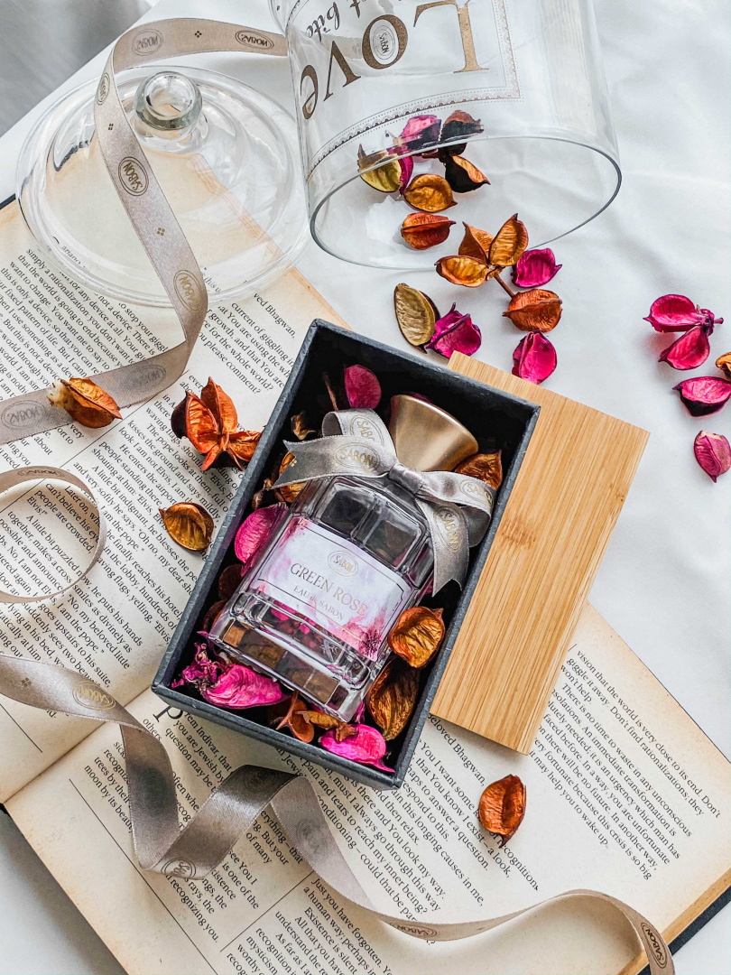 sabon宣言香水禮盒 $2,180 (可享會員折扣) 2021 年情人節限量包裝完美傳達心意。宣言香水包含本次 限量白玫瑰香氣，一共有 9 種香味，以香氣創造屬與兩人 之間的甜蜜回憶。數量有限，售完為止。（圖／品牌提供）