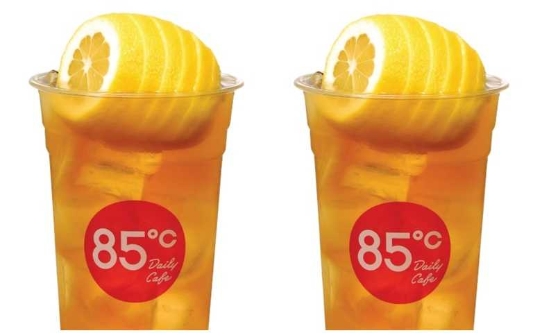 「一顆檸檬系列」使用新鮮進口加州黃金檸檬，放入杯中壓出檸檬原汁為其特色。