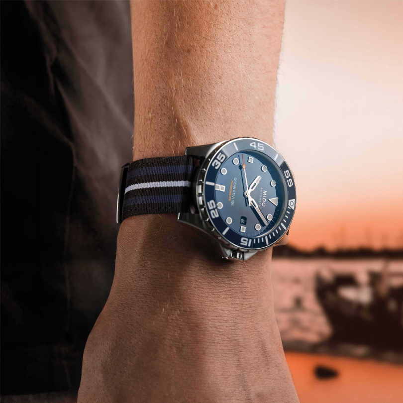 MIDO「Ocean Star海洋之星」金秀賢聯名特別版腕錶，快拆式NATO織物風格錶帶款╱58,000元。（圖╱MIDO提供）